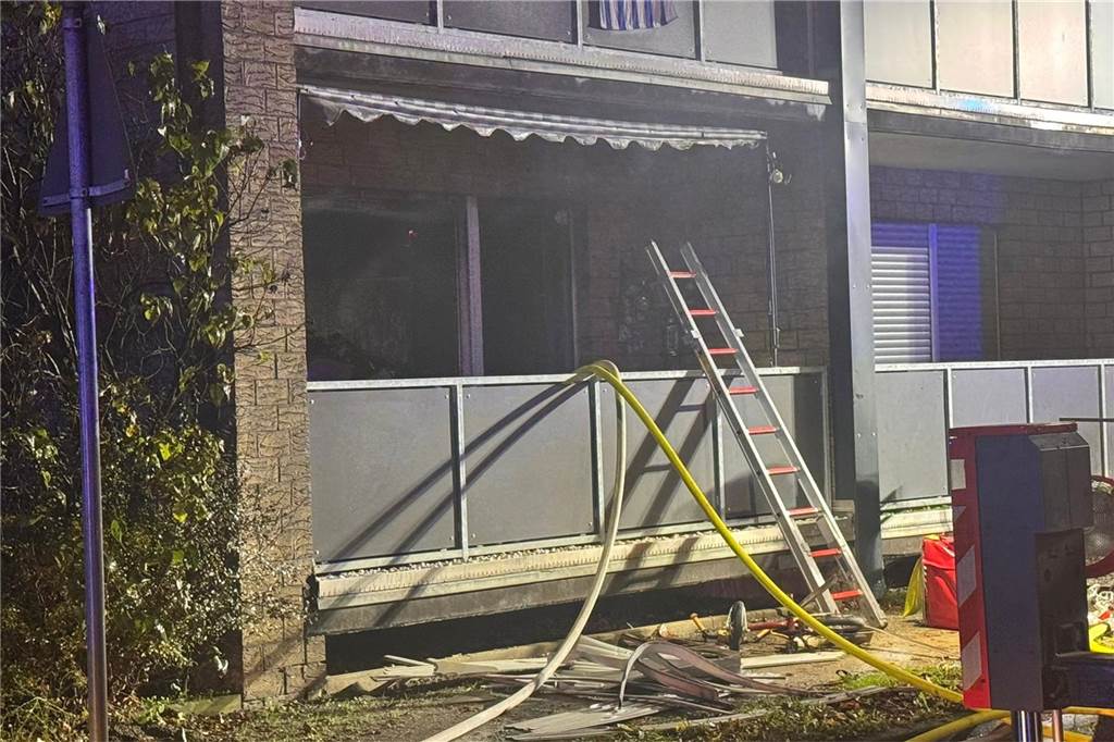 Feuer in Mehrfamilienhaus: Feuerwehr und Notärzte in Selm Im Einsatz Die betroffene Wohnung am Hermann-Löns-Weg. Die Einsatzkräfte haben sich Zugang über den Balkon verschafft.