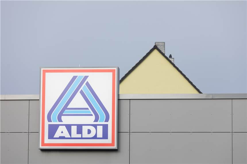 Wegen giftiger Stoffe: Aldi ruft Brötchen zurück Blick auf ein Firmen-Logo am "neuen ältesten Aldi Markt".