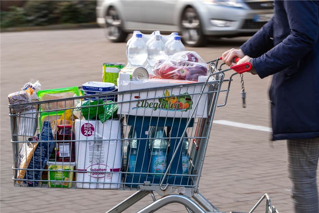 Betrüger wollen Opfer mit Armani-Masche am Rewe-Parkplatz abziehen Die Betrüger sind mit ihrer Masche auf Supermarktparkplätzen und an anderen Orten unterwegs.