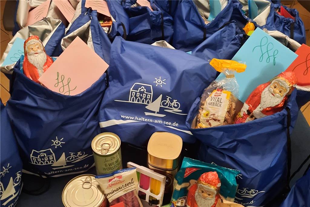 Weihnachtsüberraschung für Fernfahrer zieht Kreise Auf einem Tisch liegen gefüllte Beutel.