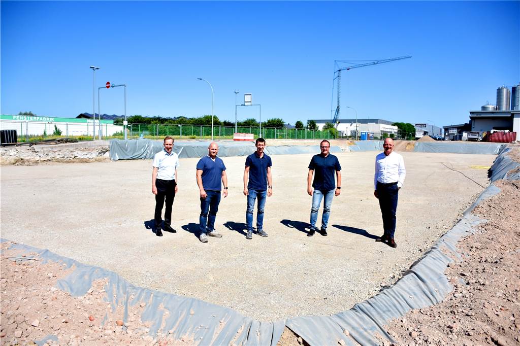 Die Bewital-Geschäftsführer Dr. Jürgen Wigger (l.) und Jürgen Petershagen (r.) mit Christof Sicking, kaufmännischer Betriebsleiter (2.v.l.), Tom Bonner, Leiter interne Logistik (M.) und dem technischen Betriebsleiter Stefan Althoff.