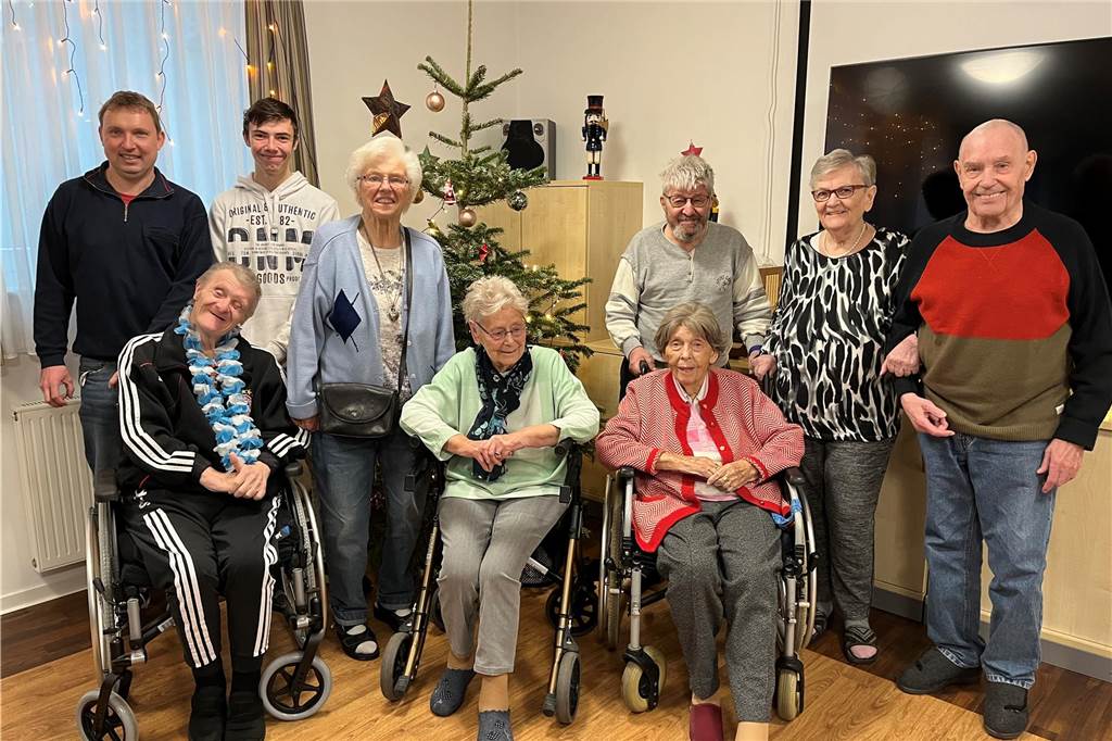 Karpfen, Kartoffeln und Konserven: Weihnachtserinnerungen von Selmer Senioren (v.l.) Martin Mischkowsky, Arno Marschalek, Tim Ullrich, Christel Brückner, Elisabeth Schulte, Hans-Ullrich Spott, Marianne Neubürger, Elfriede Schröder, Ralf Siebert.