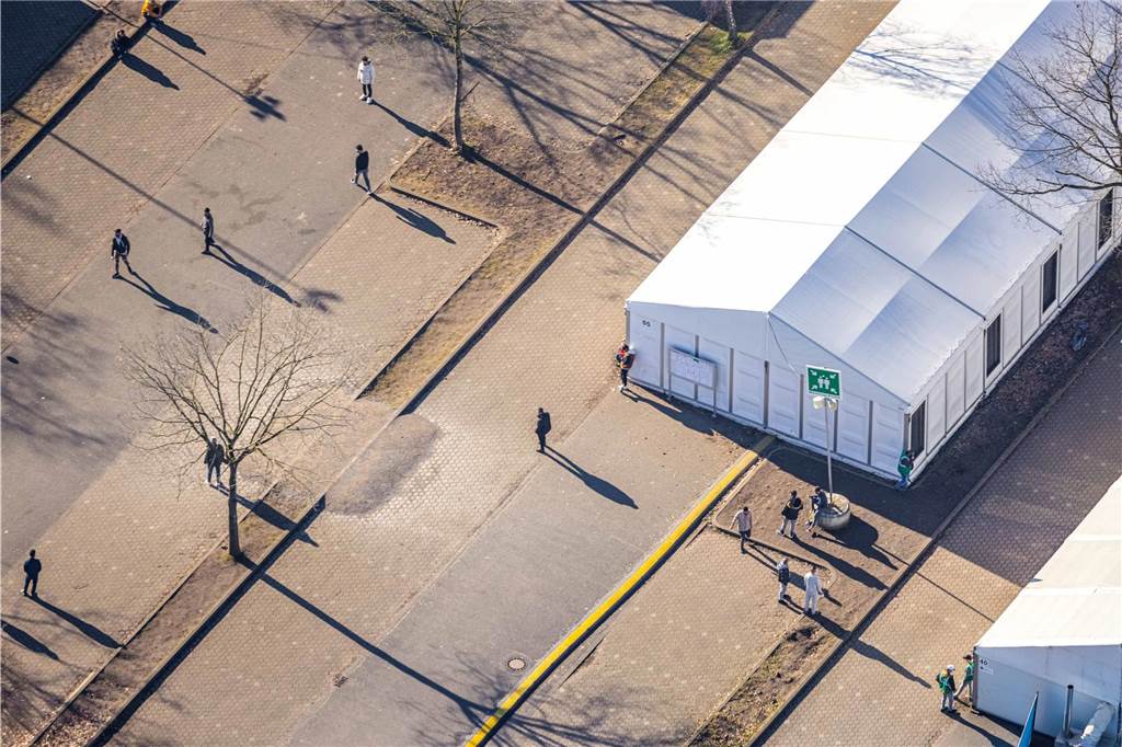 Wieder Personen auf Gleisen: Möglicher Zusammenhang mit Zeltstadt Die Bewohner der Zeltstadt werden durch Schulungen auf die Gefahren an den Bahngleisen hingewiesen.