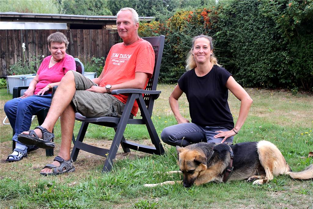 Schäferhundmischling „Emma“ ist der Star im Haus in der Freiheit Die Bewohner Frank Müller und Beate Rensing freuen sich, dass auch Sandra Stenerts Hund "Emma" jeden Tag in der Einrichtung ist.