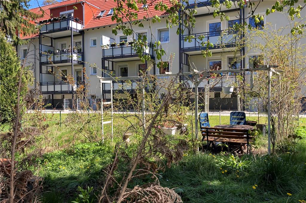 Neubauten statt Grün: Vonovia baut erneut auf Freifläche hinter Mietshäusern Die Bewohner haben es sich im Grünen zwischen ihren Häusern gemütlich eingerichtet.