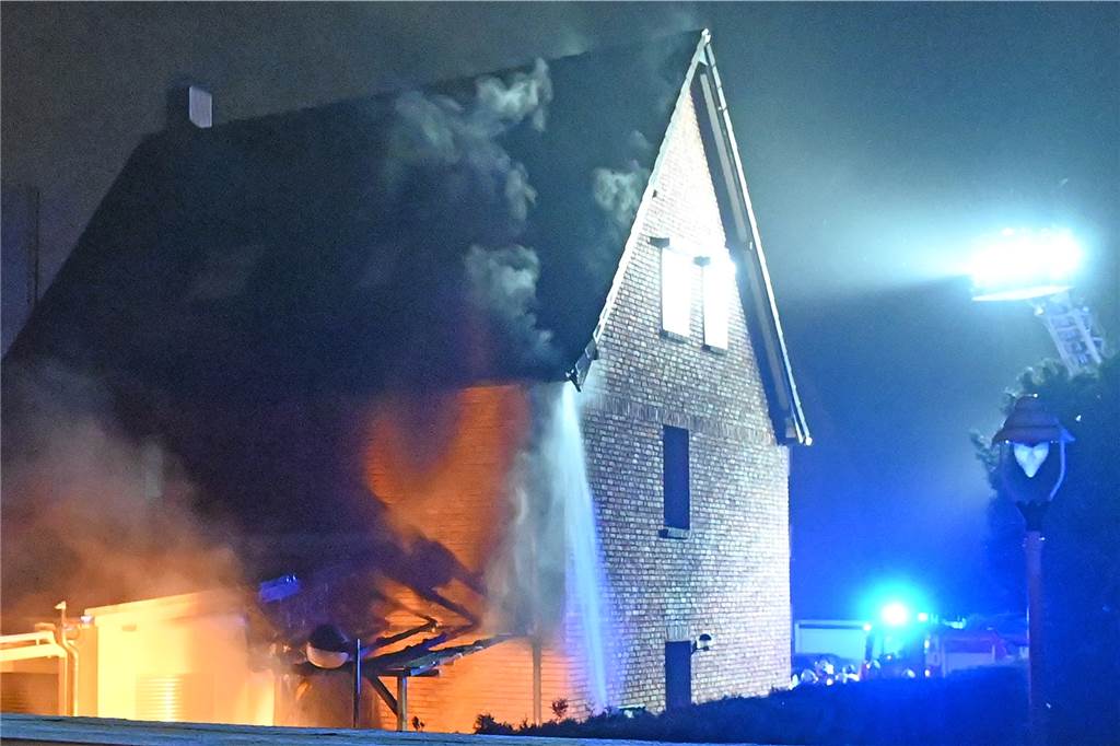 Großeinsatz der Feuerwehr: Rauchmelder retten Bewohnern das Leben Starke Rauchentwicklung nach Kellerbrand in Dorsten