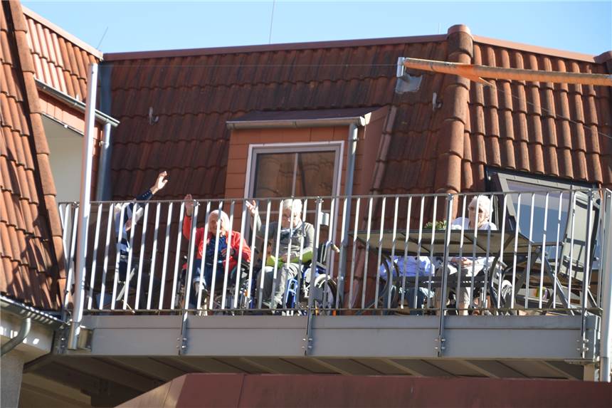 Senioren feiern auf Balkonen beim Spontan-Konzert in Corona-Zeiten (mit Video) Die Bewohner konnten das Konzert vom Balkon aus miterleben.