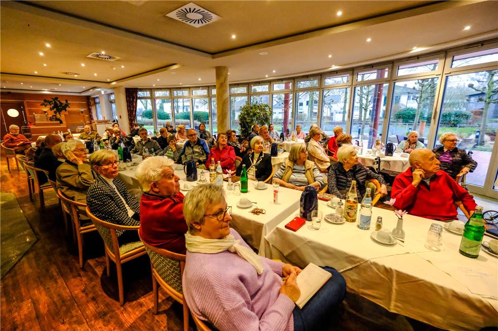 „Wohnen am Festspielhaus“: Mit-Investoren zeigen erstmals Gesicht Seniorinnen und Senioren sitzen im neuen Komplex "Wohnen am Festspielhaus" in Recklinghausen an langen Tischen.