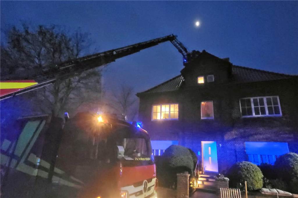 Kind befreit: Feuerwehr hat am Mittwoch alle Hände voll zu tun Die Bewohnerin und der Schornsteinfeger bemerkten bei der Nachschau des Kaminbrandes am Morgen eine Wärmeentwicklung sowie eine leichte Rauchentwicklung im Bereich des Schornsteins bzw. im Fußboden.