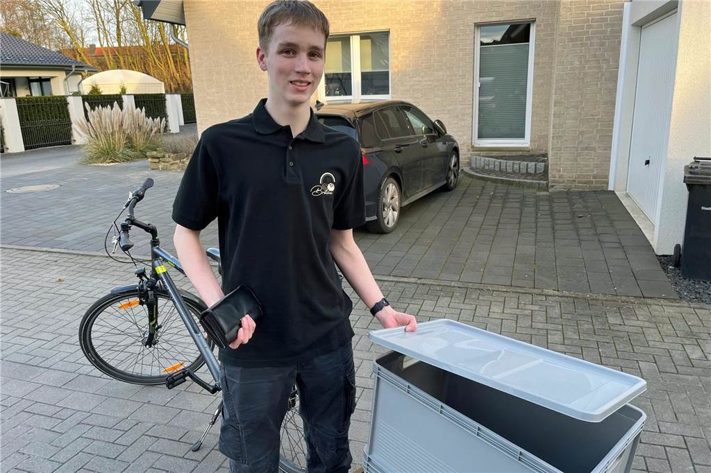 Felix Ickhorn (15) leitet schon seit zwei Jahre einen Brötchenservice Die Bezahlung erfolgt bei Lieferung direkt an der Haustür.