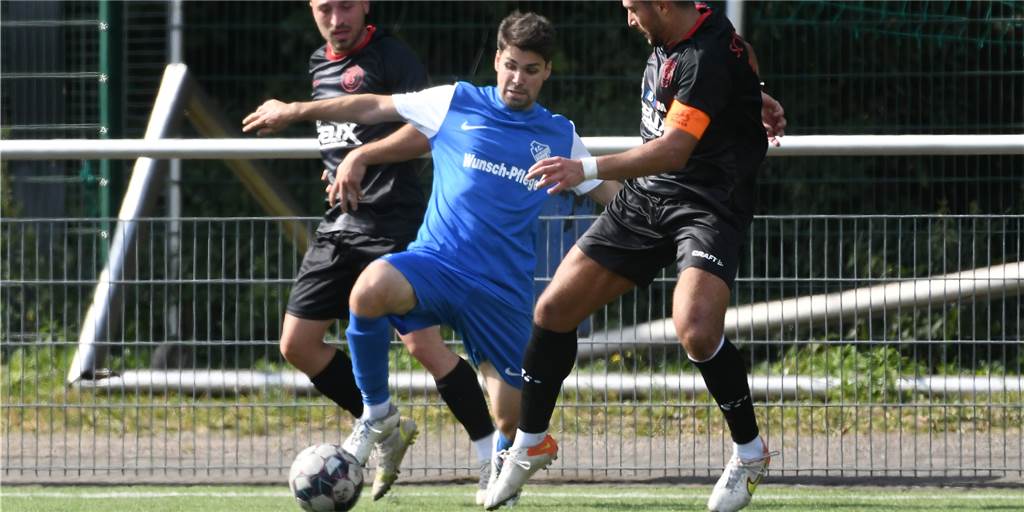 Bezirksliga 10: Trainer sieht für Allerweltssatz die Rote Karte und ist gegen Spvg Schwerin gesperrt Die Bezirksliga-Fußballer des SC Weitmar 45 (schwarze Trikots), hier im Spiel beim FC Frohlinde, müssen gegen die Spvg Schwerin ohne ihren Coach auskommen.