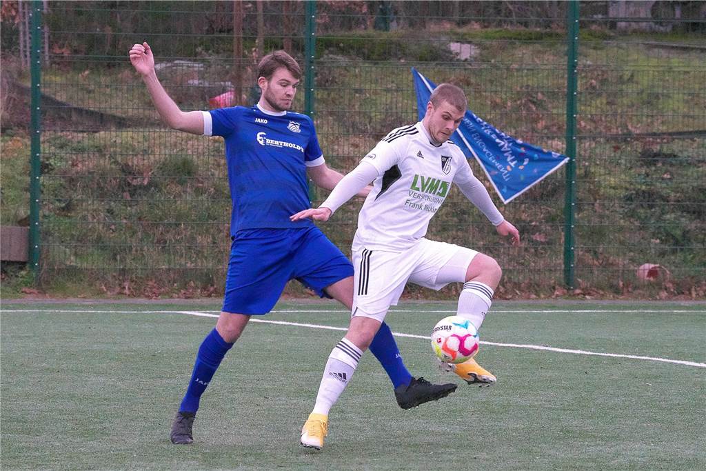 Weiter A-Liga statt Kreisliga C: Im Sommer änderten sich die Pläne von Flaesheims Max Bontrup Die Bezirksliga-Rückrunde hatte nicht mehr allzu viel Spaß gemacht, sagt Flaesheims Max Bontrup (l.). Los ging es direkt mit einer 1:4-Niederlage gegen den SV Lippramsdorf und Torjäger Henrik Kleinefeld.