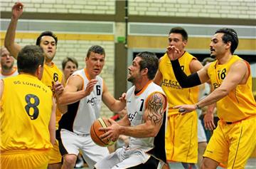 Die BG Lünen (gelbe Trikots) möchte gegen Kaiserau dem Ball nicht nur hinterherlaufen. 