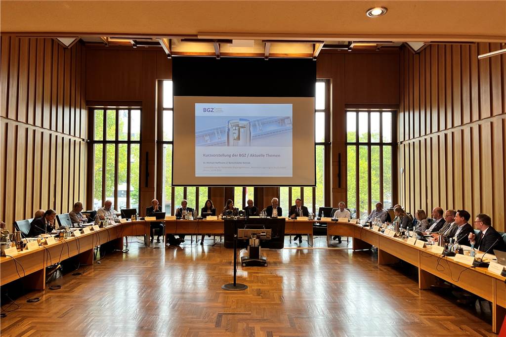Zwischenlagerung: Nationales Begleitgremium informiert sich in Ahaus Die BGZ hat bei einer Veranstaltung des Nationalen Begleitgremiums im Ratssaal der Stadt Ahaus ihre Aufgaben, die Vorbereitungen auf die notwendige verlängerte Zwischenlagerung sowie ihre Kommunikationsaktivitäten vorgestellt.