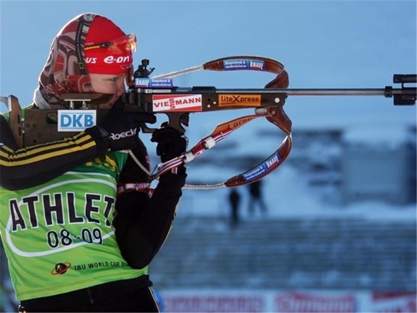Biathleten mit hohen Zielen in Oberhof Die Biathletin Kati Wilhelm legt beim Training an.