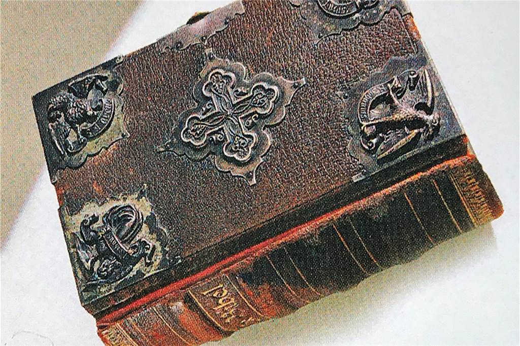 Kirchengemeinde in Werne wurde einst aus Rünthe regiert - trotz kaiserlicher Unterstützung Die Bibel der Kaiserin ist immer noch in Gebrauch.