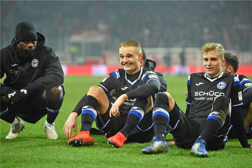Amos Pieper feiert Zweitliga-Premiere Die Bielefelder (v.l.) Reinhold Yabo, Amos Pieper und Nils Seufert nach dem Spiel der 2. Bundesliga zwischen dem SSV Jahn Regensburg und dem DSC Arminia Bielefeld in der Continental Arena in Regensburg.