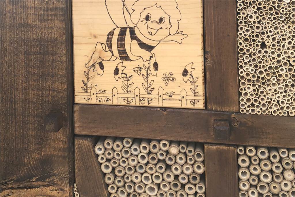 Olfener Landwirt nimmt mit riesigem Insektenhotel an Wettbewerb teil Die Biene Maja gibt ebenfalls ihr Gastspiel.