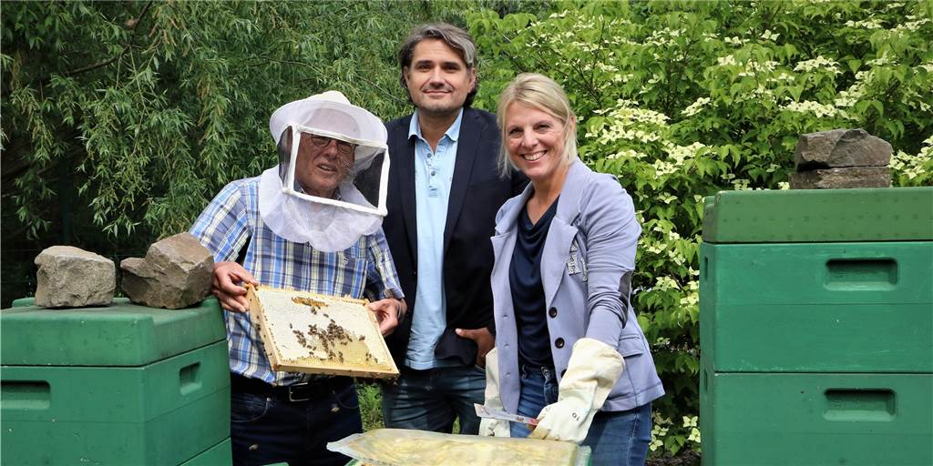 Imkerverein trifft Industrie: Neue Bienenstöcke bei PentaCarbon in Haltern Drei Personen hinter Bienenstöcken.