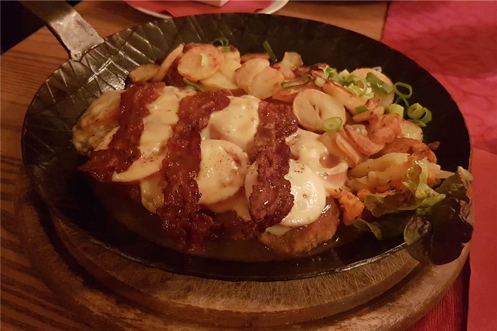 In der Kulisse gibt es Wohnzimmerflair mit Schnitzel erster Klasse die Bierkutscherpfanne in der Kulisse überzeugt optisch und kulinarisch auf ganzer Linie.