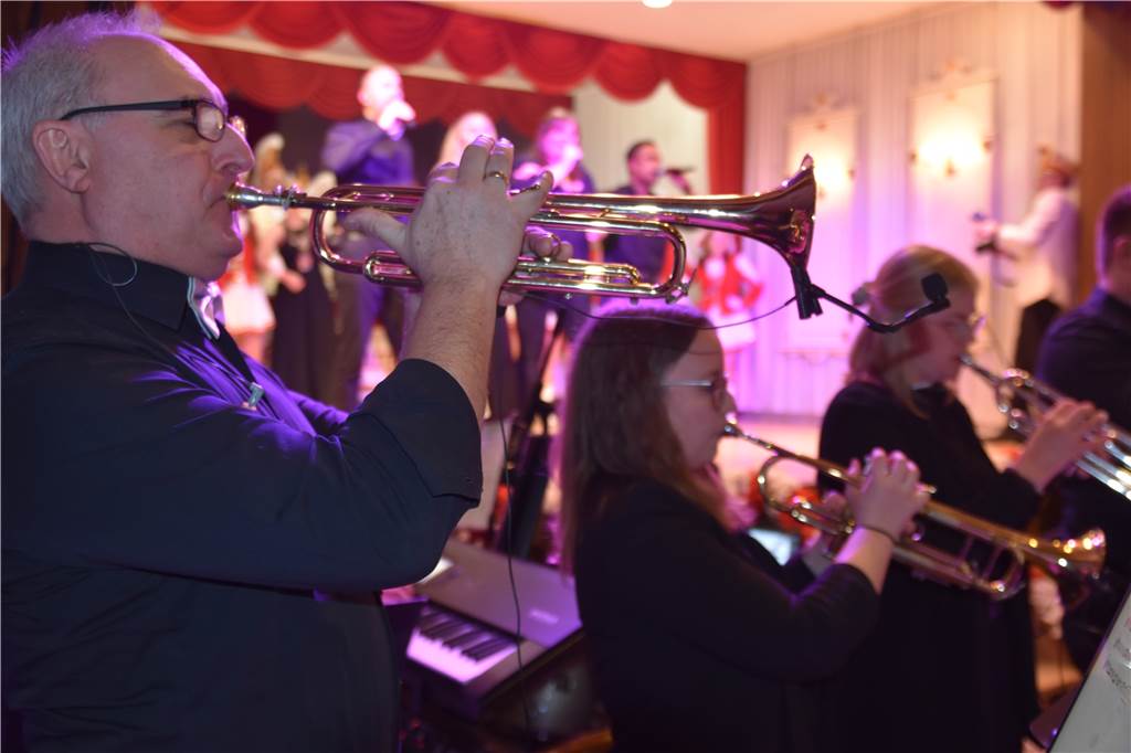 Burggeister lassen die Feste Ottenstein beim Büttabend kräftig wackeln Die Big Band heizte die Stimmung bei einem Mini-Konzert auf.