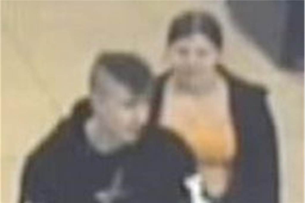 Geldbörse unterschlagen: Polizei sucht mit Fotos nach Verdächtigen Verdächtige Tatverdächtig Unterschlagung Bank Bankfiliale Geldbörse eingesteckt Kinderwagen verdächtig