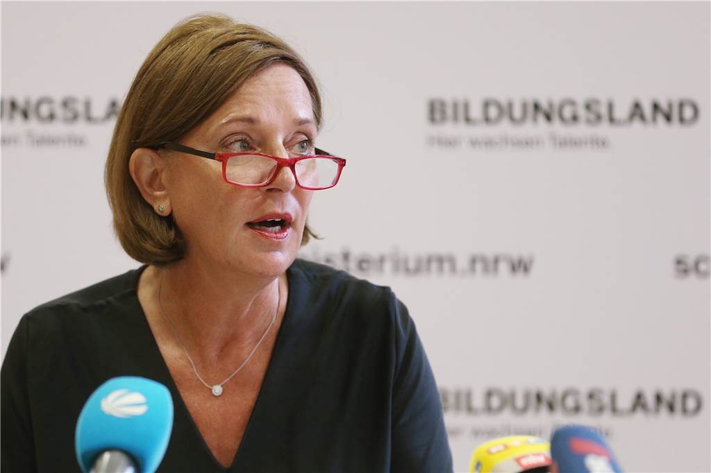 Mühsamer Corona-Schulstart in Haltern: Impfen, Quarantäne und Masken Die Bildungsministerin von NRW Yvonne Gebauer, über eine Impfpflicht an Schulen: „Jede Impfung bleibt eine ganz persönliche Entscheidung.“