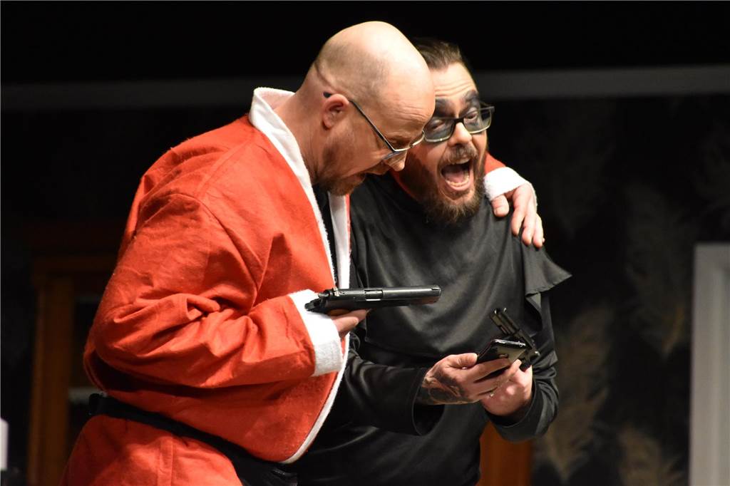 Die Billigkiller Andy (Dietmar Krumhus li) und Kurt (Dirk Quernheim).