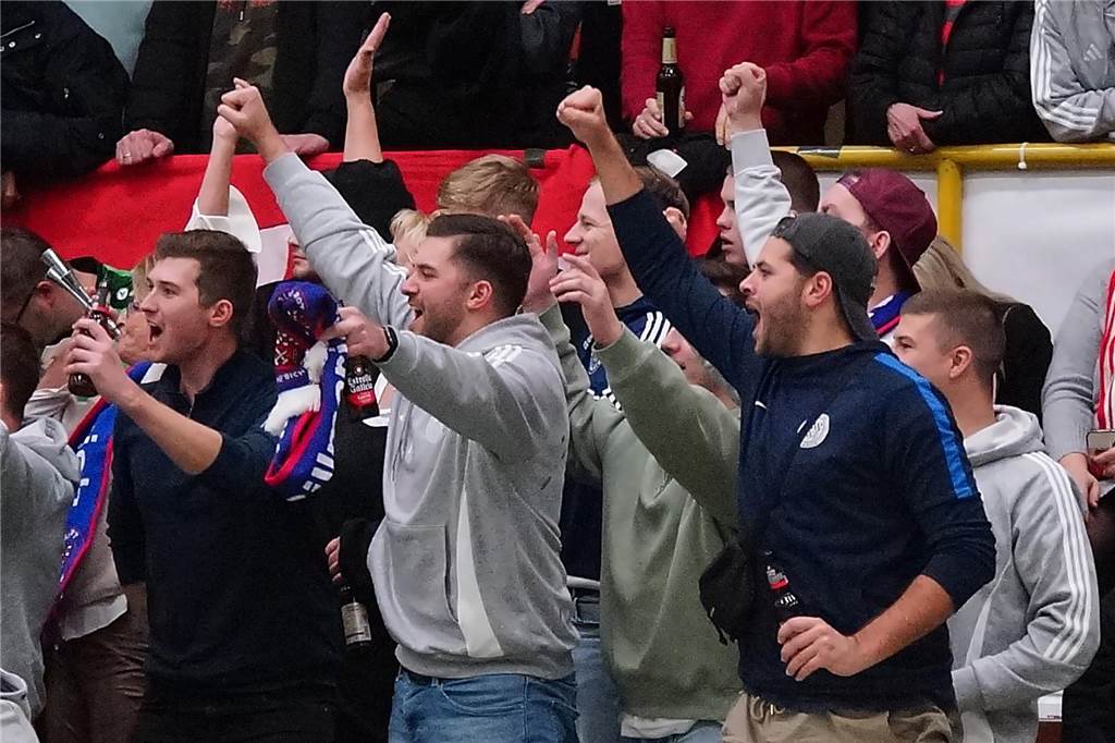 Halbfinale kostet BRB-Trainer 80 Euro Die Billmerich-Fans durften oft jubeln.