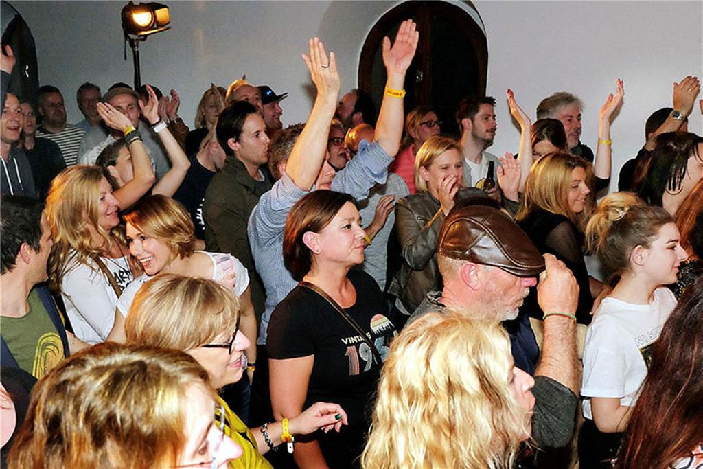 „White Night“ kehrt zurück: „Bandbreite macht es so besonders“ Publikum bei der White Night in Haltern