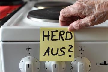 Die bis heute unheilbare Nervenkrankheit Alzheimer ist für die Pharmaindustrie Fluch und Segen zugleich. Foto: Jens Kalaene/Illustration