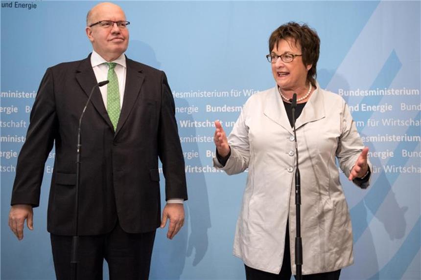 Altmaier will im Handelskonflikt mit den USA verhandeln Die bisherige Bundeswirtschaftsministerin Brigitte Zypries (r, SPD) übergibt das Bundesministerium für Wirtschaft und Energie an ihren Nachfolger Peter Altmaier (CDU). Foto: Bernd von Jutrczenka