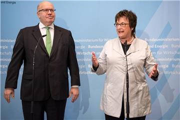 Die bisherige Bundeswirtschaftsministerin Brigitte Zypries (r, SPD) übergibt das Bundesministerium für Wirtschaft und Energie an ihren Nachfolger Peter Altmaier (CDU). Foto: Bernd von Jutrczenka