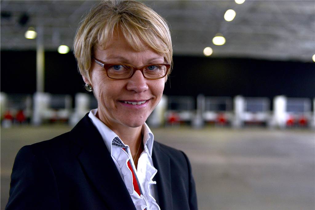 Die Regierungsvizepräsidentin der Bezirksregierung Münster, Dorothee Feller lächelt am 22.09.2015 in Greven (Nordrhein-Westfalen) in der zentralen Registrierungsstelle für Flüchtlinge.