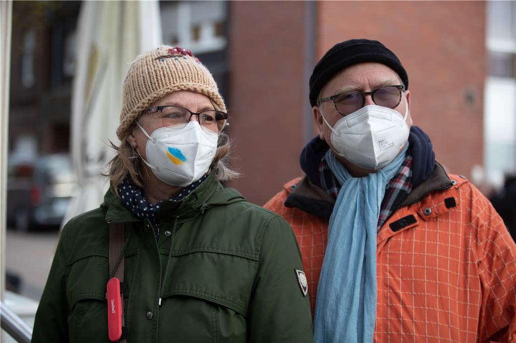 Die blau-gelben Farben der Ukraine zierten sogar diese Maske.