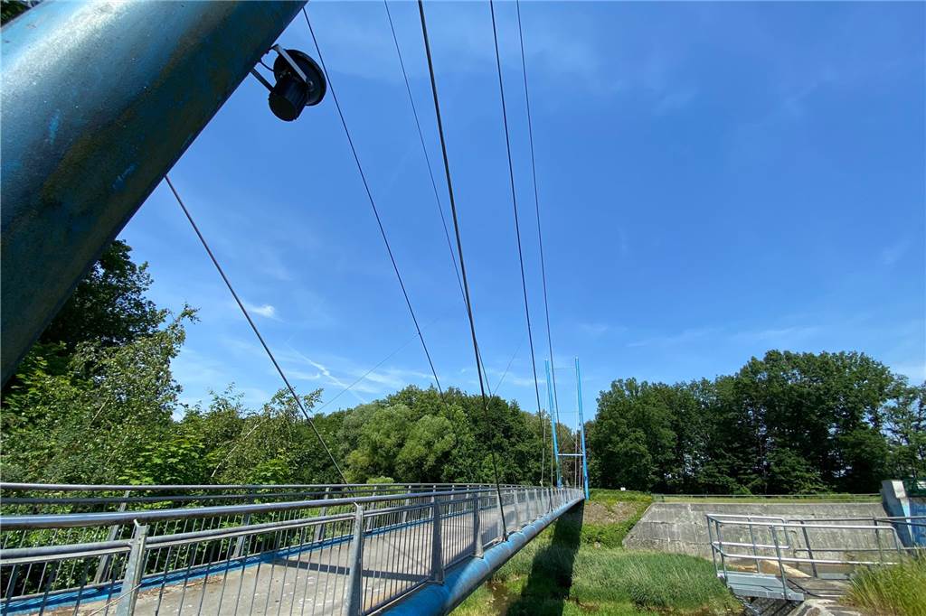Die Blaue Brücke in der Seitenanmsicht.
