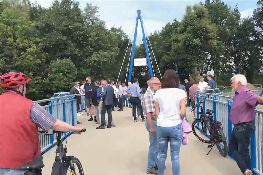 Blaue Brücke feierlich eröffnet: „Eine Brücke für die Ewigkeit“ Die Blaue Brücke ist vier Meter breit. Bei der Einweihung bot sie reichlich Platz.
