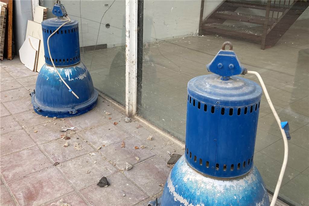 Abriss-Gebäude in Wulfen: Was kann man noch gebrauchen? Die blauen Lampen haben Wiedererkennungswert und wurden vorsichtig abmontiert.