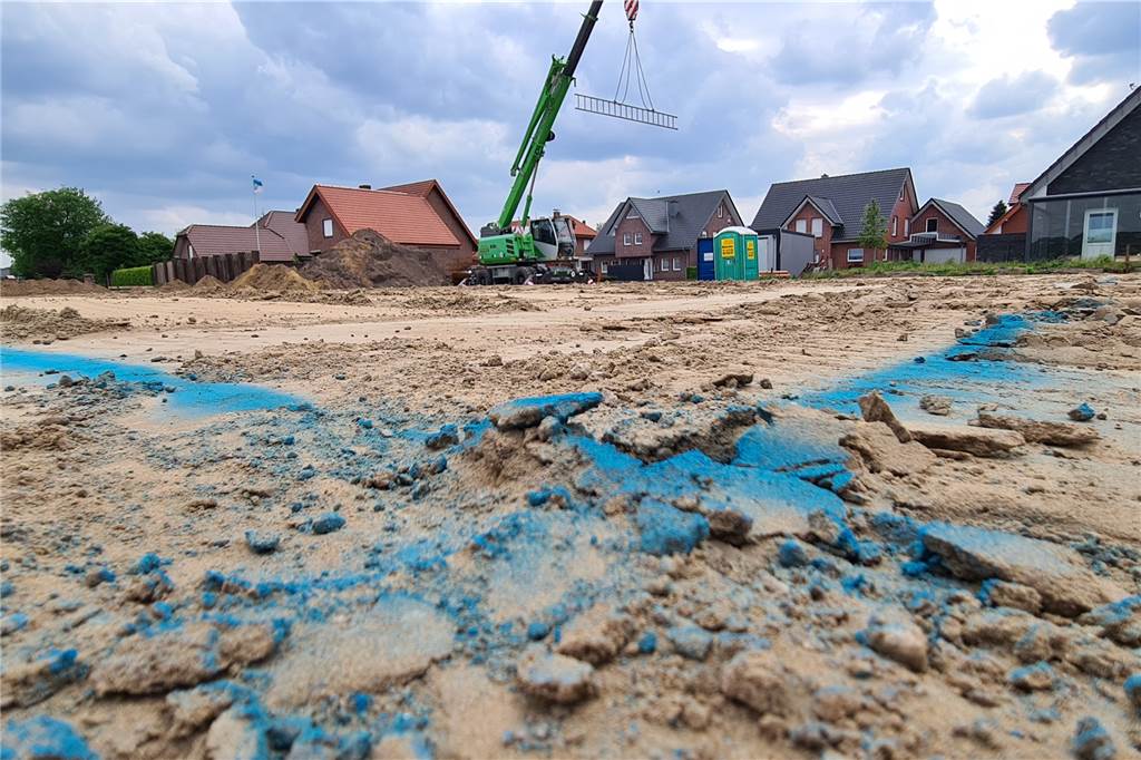 Neue Kita und 17 Hektar Bauland: Nienborg für Zukunft gewappnet Die blauen Striche markieren den Gebäudegrundriss der neuen Kita. Die Bauphase soll in Kürze anlaufen.