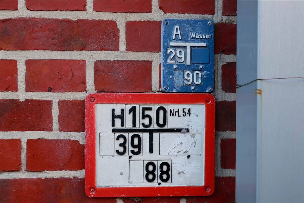 Blau, rot und gelb: Jeder kennt die kleinen Schilder, aber was bedeuten sie? Die blauen und rot-weißen Schilder sind gerade für die Feuerwehr bedeutend. Sie zeigen die Lage von Wasserleitungen und Hydranten an.