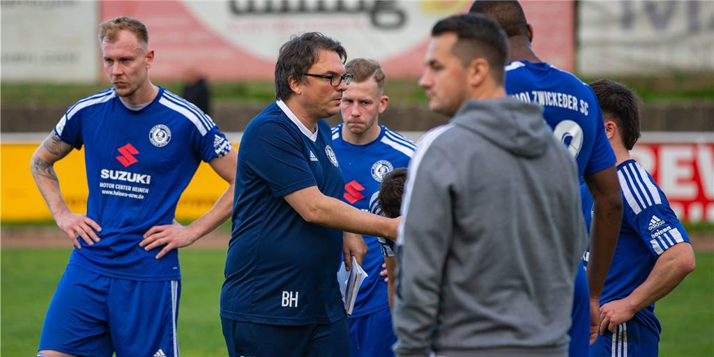 Liveticker zum Nachlesen: Holzwickeder SC kassiert zweite Niederlage in Folge Die Blicke der Spieler und des Trainers des Holzwickeder SC, Benjamin Hartlieb (2.v.l.), sprechen Bände.