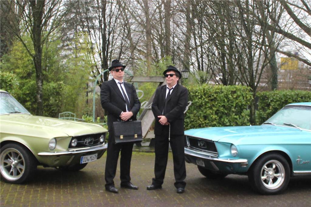 Die Fantabulous Blues Brothers spielen im Schermbecker Ramirez Die Blues-Brüder Karsten Hertzog (in der Rolle von Jake) und Michael Vorholt (als Elwood) betreten am 2. März die Bühne.