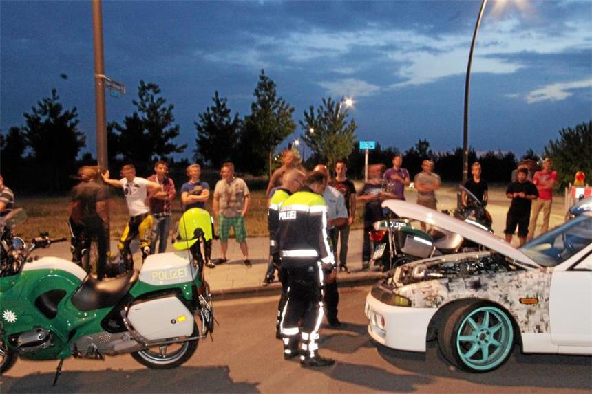 Raser-Szene stört auch am Phoenix-See Die Blütezeit der Raser- und Tuning-Szene auf Phoenix-West ist vorbei. Mehrere hundert Autos waren hier abends und nachts unterwegs. Die Polizei kontrollierte oft. Schilder verbieten inzwischen die Durchfahrt von 20 bis 6 Uhr.