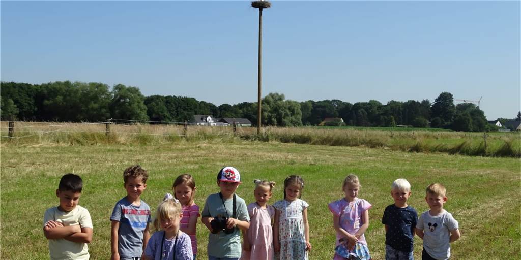 Für Storchen-Nachwuchs in Dorsten: Kita-Kinder haben Vornamen gewählt Kinder vor Storchennest