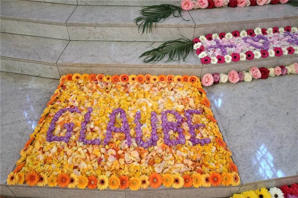 Fronleichnam in den Ortsteilen: Demonstration des Glaubens Die Blumenteppiche werden von der Küsterin Renate Schönsee und den Kirchhellener Landfrauen in liebevoller Handarbeit gelegt.