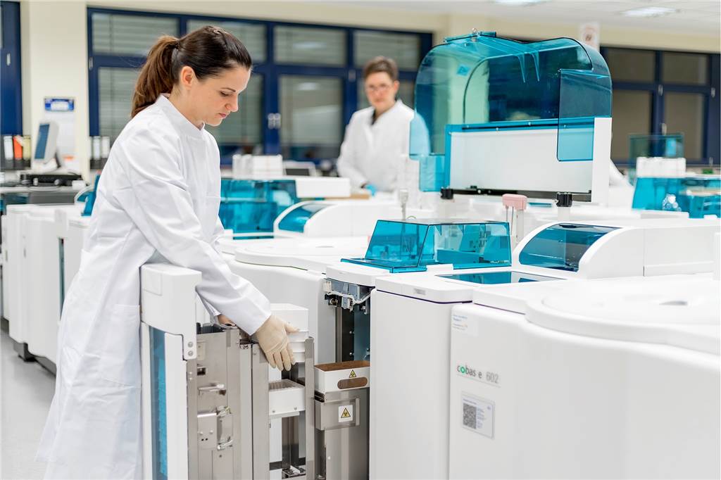 Strenge Sicherheitsvorkehrungen und spürbare Sorgen bei gut besuchter DRK-Blutspende in Heek Die Blutspenden werden im Labor technisch aufwendig untersucht.