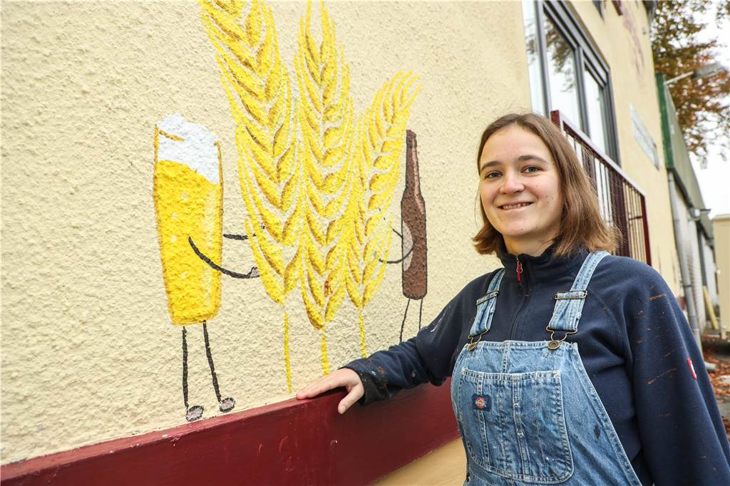 Sandra Benning vor ihrem Werk an der Brauerei Hagedorn