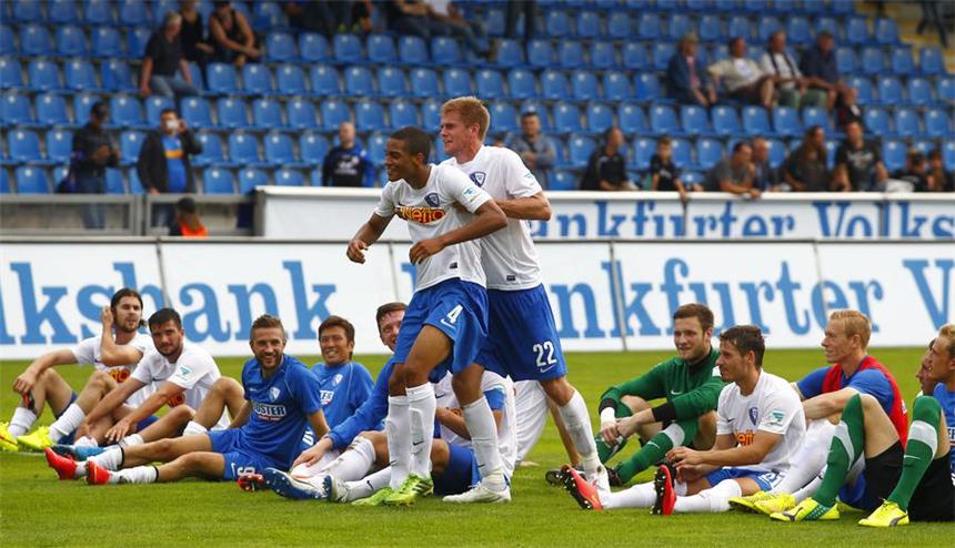 Bärenstarker VfL Bochum ist wieder Tabellenführer Die Bochumer Spieler feiern den 5:1-Sieg in Frankfurt.