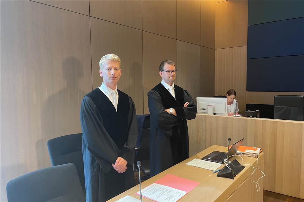 „Garagenmord-Prozess“: Pizzakurier gibt tödliche Schüsse zu Die Bochumer Staatsanwälte Philipp Rademacher und Frédéric Klasing (v.r.n.l.) kurz vor Prozessbeginn am 12. September im Fall "Garagenmord".
