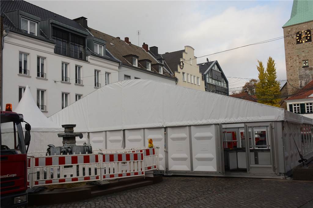 Dorstener müssen auf geschmückte Riesen-Weihnachtstanne auf dem Marktplatz verzichten Die Bodenhülse im Pflaster, in der der Tannenbaum jedes Jahr befestigt wurde, ist durch das Gastrozelt überbaut worden.